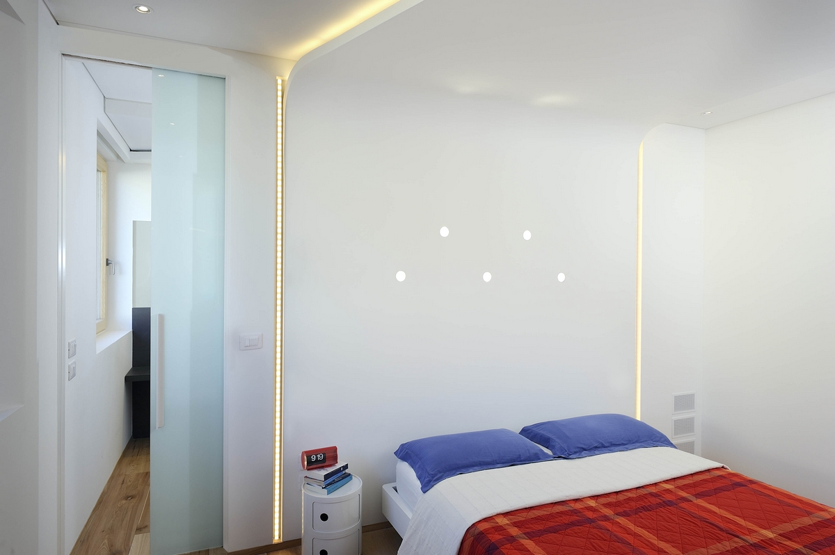 Eclisse SYNTESIS Line - Schiebetuer in der Wand laufend - in einfluegeliger Ausfuehrung mit satiniertem Glastuerblatt - in Schlafzimmer in Szene
